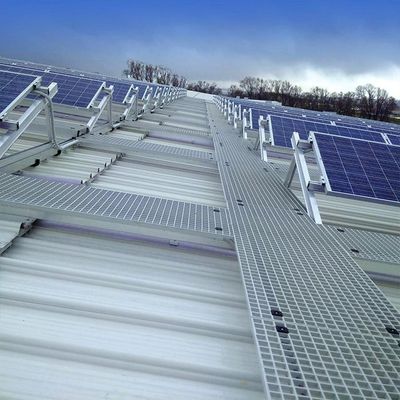 Un bon prix. La tuile en aluminium de panneau solaire de supports commerciaux de toit a lesté le système solaire de support de toit en ligne