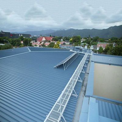 Un bon prix. 0.5mm-15mm ont lancé les systèmes debout trapézoïdaux de support de toit de panneau solaire de couture de structures photovoltaïques ondulées en ligne