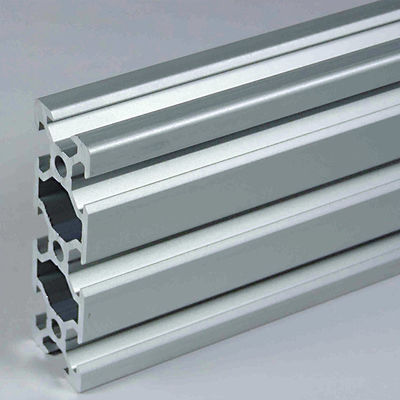 Un bon prix. Rails d'extrusion en aluminium anodisé pour les systèmes de montage de modules photovoltaïques en ligne