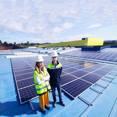Un bon prix. Les parenthèses de l'épaisseur 0.5mm-15mm picovolte structurent le toit plat lesté de panneau solaire montant des systèmes en ligne