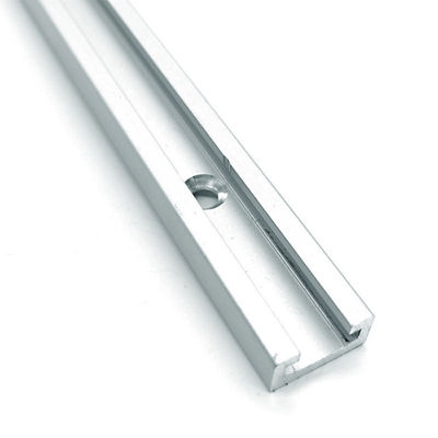 Un bon prix. Rails d'extrusion en aluminium résistant à la rouille personnalisés pour supports de montage solaire en ligne