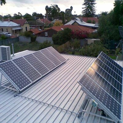 Un bon prix. Système d'étirage anodisé par bâti du panneau solaire SUS304 de toit en ligne