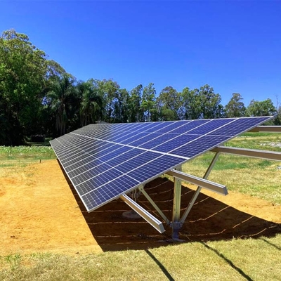 Un bon prix. Système de montage photovoltaïque solaire au sol hautement préassemblé en ligne